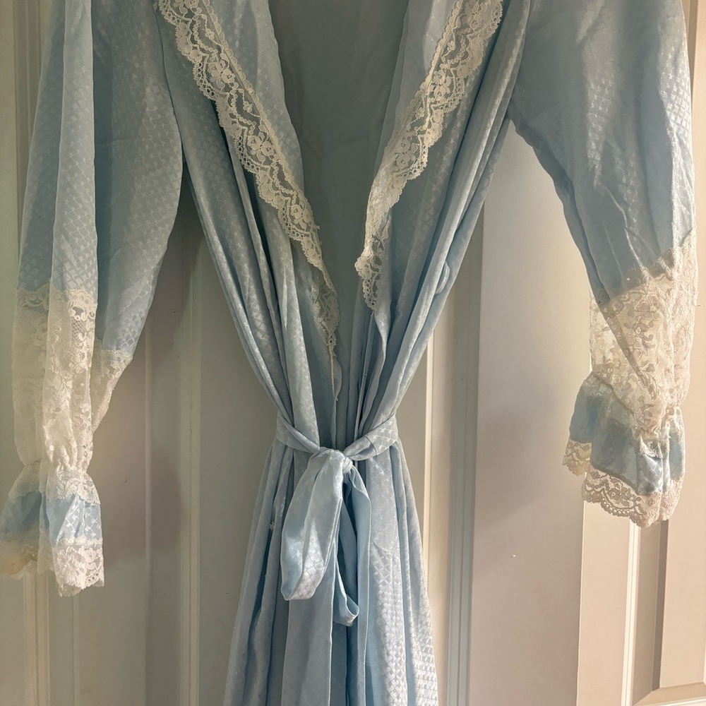 Saks Fifth Avenue vintage robe light blue with lace detailing